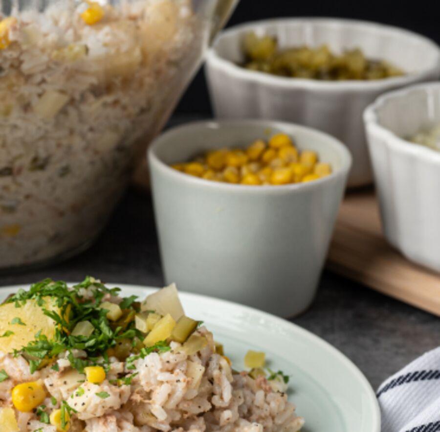 Przepis na Szybka sałatka z ryżem, tuńczykiem, serem żółtym i ananasem