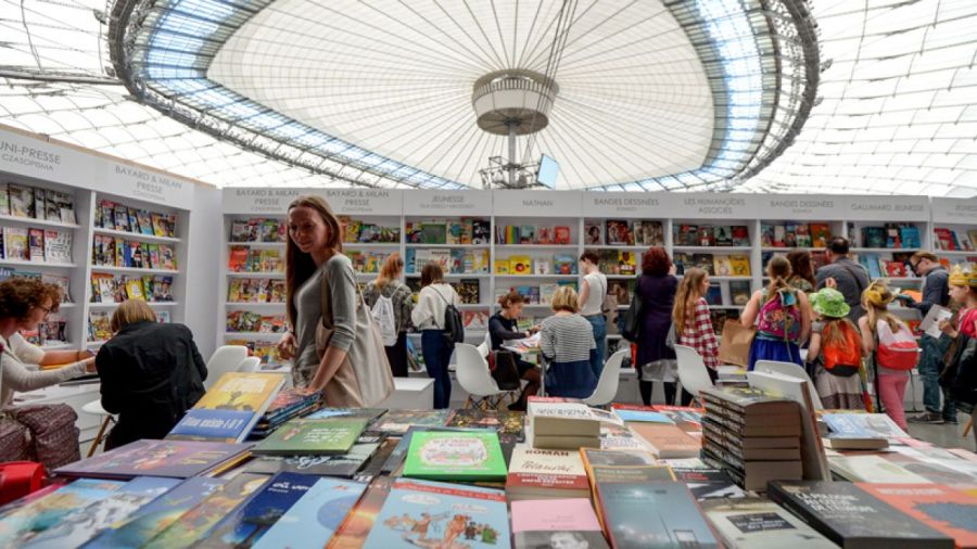 На книжковому ярмарку завжди можна знайти цікаві та недорогі книги. Фото - spoznan.tvp.pl