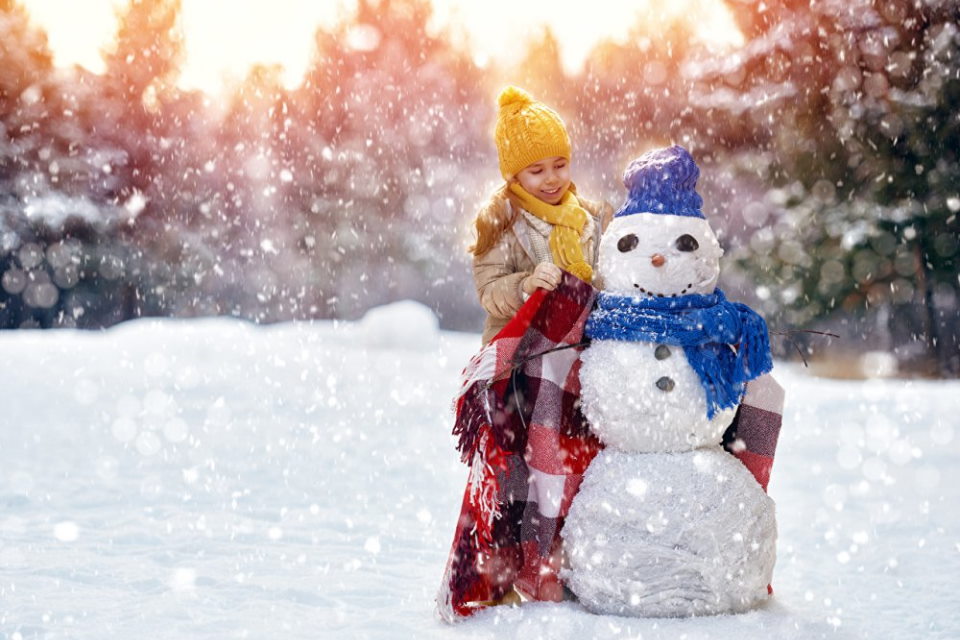 Ліплення сніговика - улюблене заняття багатьох дітей в усьому світі. Фото - rivne1.tv