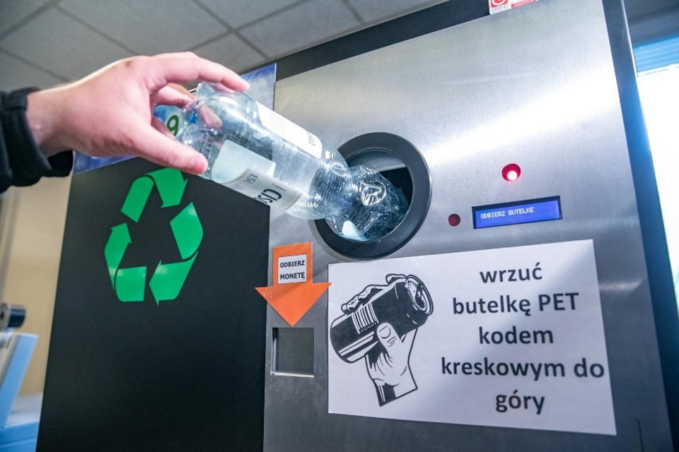 Тепер за кауцію можна повернути не тільки пляшки з-під пива, а й пластикову тару. Фото - https://strefabiznesu.pl