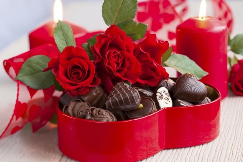 Червоні троянди та шоколад - завжди актуальні до Дня закоханих. Фото - bestflowers.com.ua