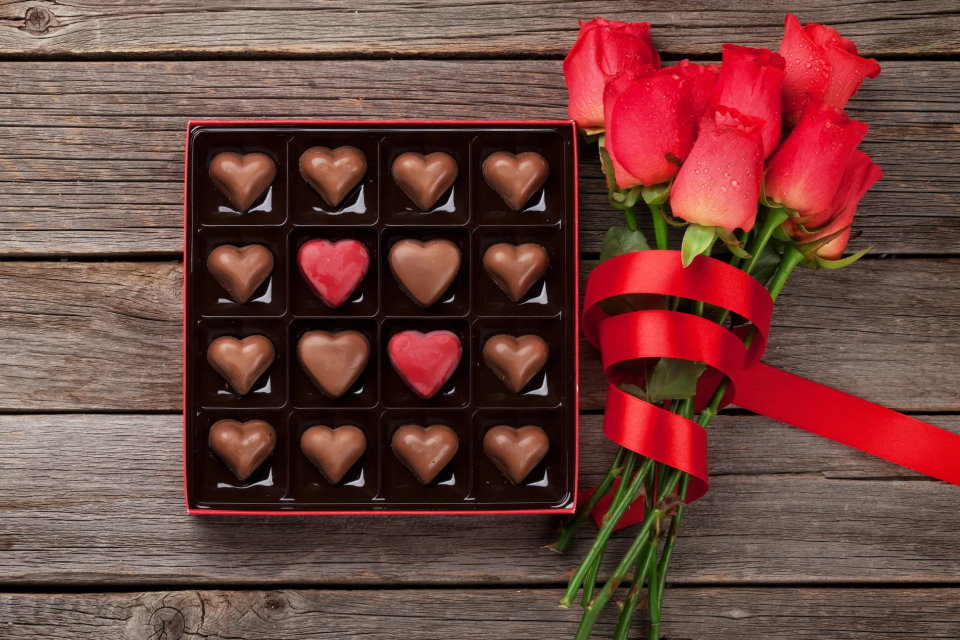 Шоколадні цукерки та квіти - найпопулярніший подарунок на День святого Валентина. Фото - usatoday