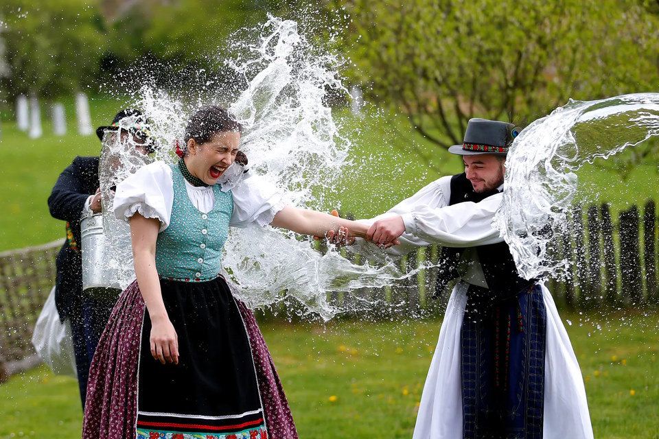 Вважається, що «śmigus» означає «обливання водою», а «dyngus» походить від німецького «dingen», що означає «відкуплятися». Фото - kobieta.wp.pl