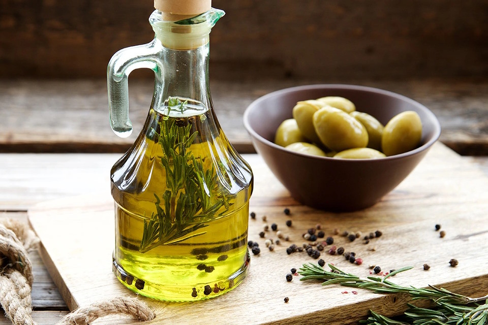 Поекспериментуйте з новими смаками, додаючи до оливкової олії різні спеції та трави. Фото - allegro.pl