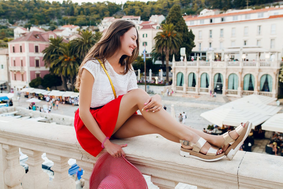 Жіночі босоніжки на плоскій підошві, танкетці та платформі - знайдіть ідеальне взуття для літа. Фото - trendy.allani.pl