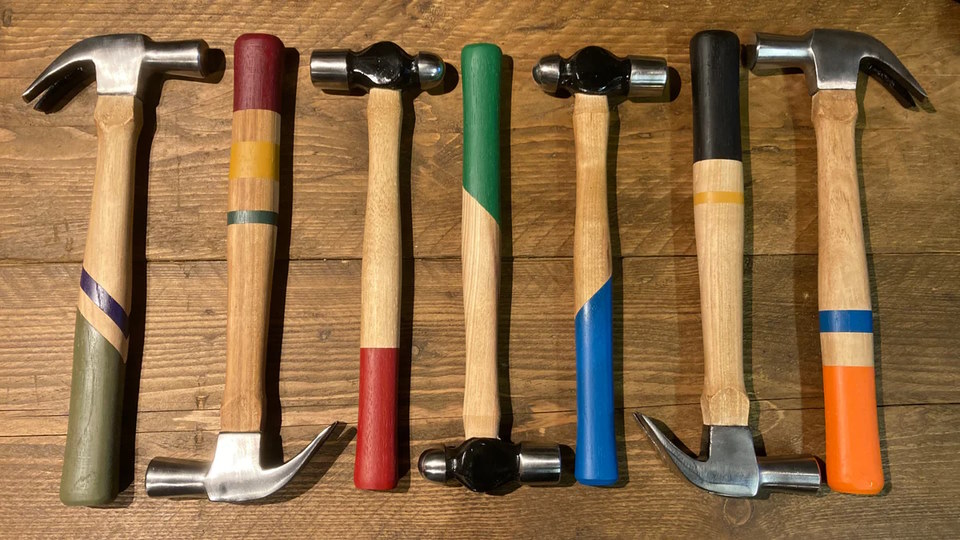 Маленькі діти можуть оздобити рукоятку інструмента клейкою стрічкою різних кольорів. Фото - tinkerandfix.co.uk